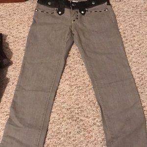 Gray jeans with leather derailing
